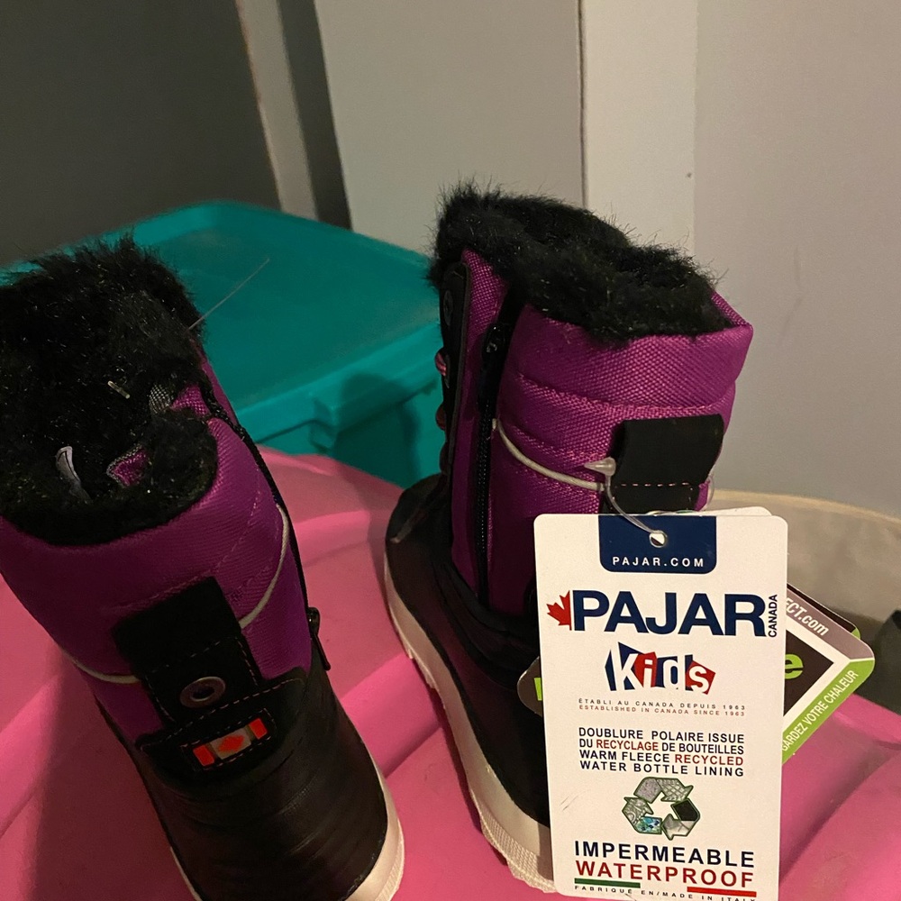 Girls winter boots They are new with tags. These are beautiful